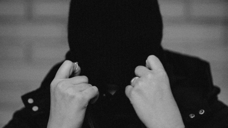 黒マスク女子の印象はどう見られる？きつい・かわいいと言われる理由と好印象に見せるコツ