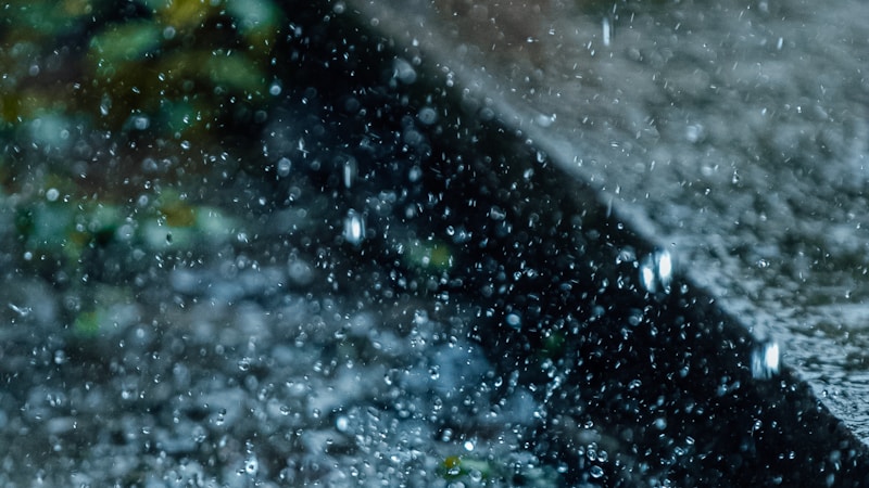 驟雨とにわか雨の違いをやさしく解説|意味・使い分け・天気予報での見分け方までわかるタイトル