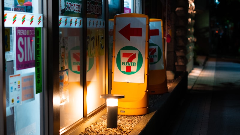 24時間営業の百均はある?深夜・早朝に使えるショップの探し方と便利な活用ポイント