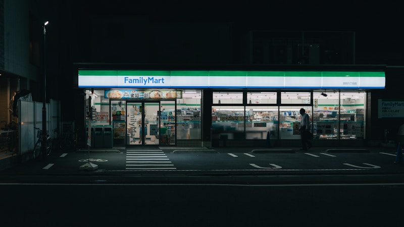 24時間営業の百均はある?深夜・早朝に使えるショップの探し方と便利な活用ポイント