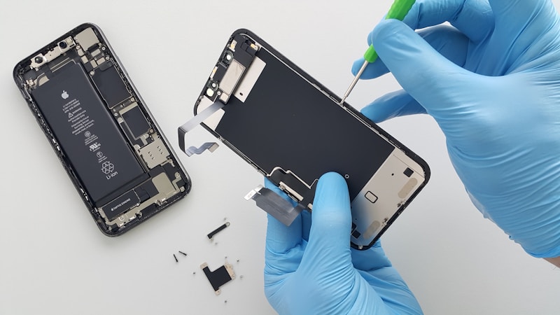 スマホ修理に使える両面テープは100均で買える？選び方と失敗しにくい貼り方をやさしく解説