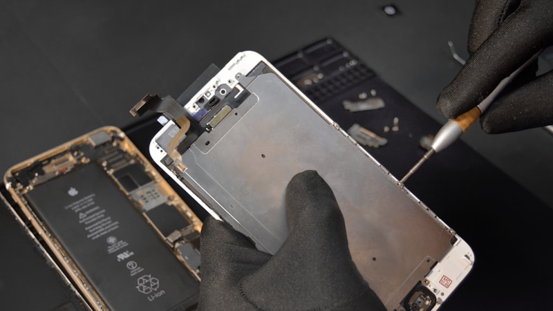 スマホ修理に使える両面テープは100均で買える？選び方と失敗しにくい貼り方をやさしく解説