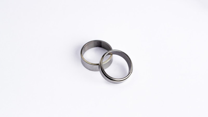 結婚指輪している男性がかっこいい理由とは？魅力的に見える瞬間と好印象のポイント